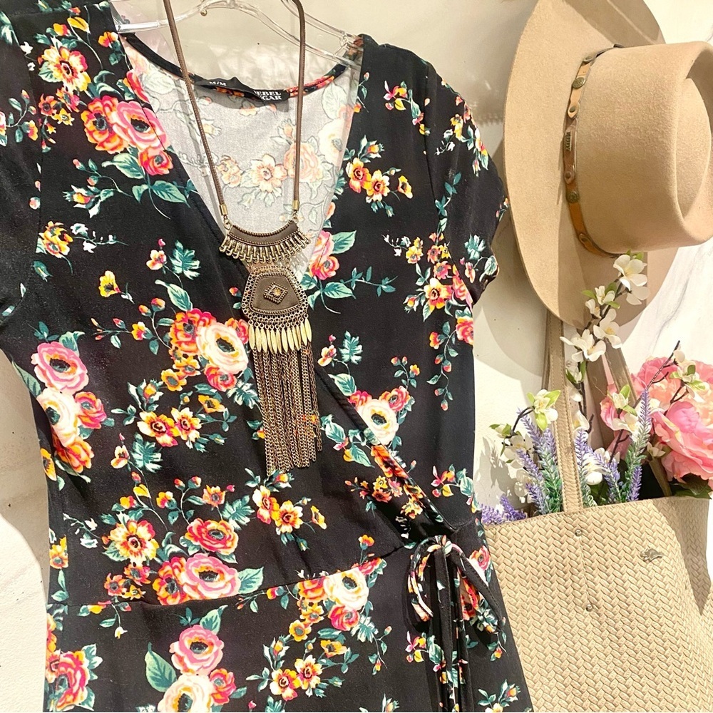 Beautiful boho maxi floral dress w resort vacay vibe - Picture 7 of 10